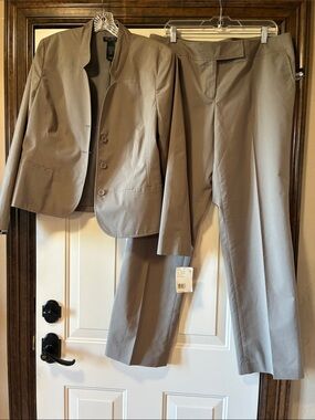 NWT Size 16 Liz Claiborne Axcess 2-Piece Stretch Suit in Cigar / Tan